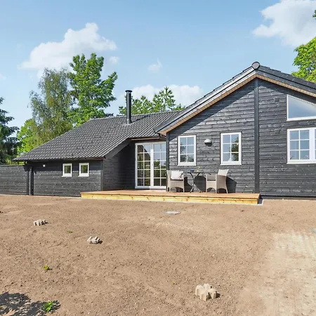 3 Bedroom Awesome In Holiday home *